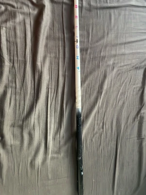 Zone Prelight innebandyklubba 28/96 - Säljer en Zone Prelight innebandyklubba i vitt och svart med färgglad text på skaftet. Klubban har en stilren design. Passar bra till att använda ute eller annat.