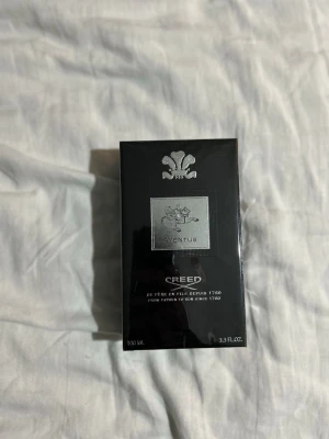 Creed Aventus 100ml EdP  - TAR GÄRNA BYTEN! Exklusiv Eau de Parfum från Creed, Aventus, 100 ml. Innehåller alkohol, parfym, aqua/water, limonene, linalool, citronellol, citral, ethylhexyl salicylate, butyl methoxydibenzoylmethane, ethyl methoxycinnamate. Tillverkad i Frankrike.