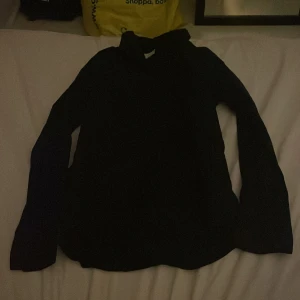 Svart långärmad skjorta med knappar - Stilren svart skjorta med långa ärmar och knappar vid ärmsluten. Skjortan har en klassisk passform och är tillverkad i ett mjukt bomullstyg som känns bekvämt mot huden. Perfekt för dig som gillar en enkel men snygg look.Från Zara boys.