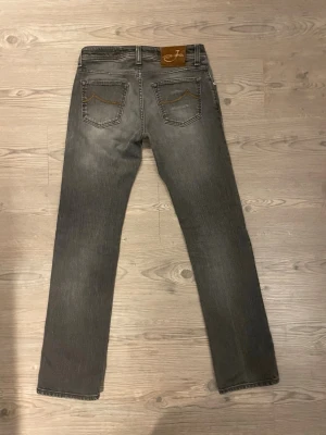 Jacob Cohën - Säljer riktigt snygga jackob cohën jeans, sitter slim, länge ca 103cm bredd ca 40cm. Lite grå svarta. Skriv vid funderingar 
