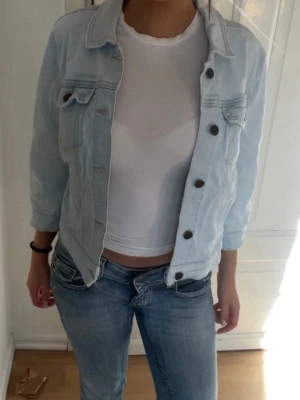 Jeansjacka med coola ärmar  - Trekvartsärmad jeansjacka med coola ärmar!!!💓💓🌸🌸