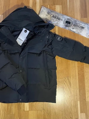 Canada Goose Wyndham - Jag säljer en Canada Goose wyndham jacka som är knappt använd med prislapp, fur och påse till. Väldigt varm och snygg jacka perfekt för dessa kalla dagar. Vid intresse så skriv gärna☺️☺️