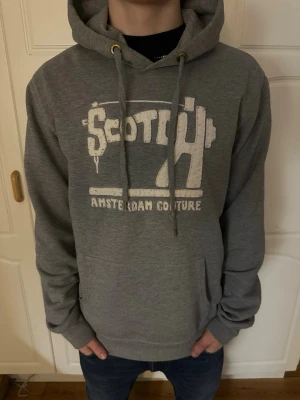 Vintage hoodie från Scotch Amsterdam Couture - Ursprungligen köpt för 1400, den är i väldigt fint skick knappast använd. Storlek L