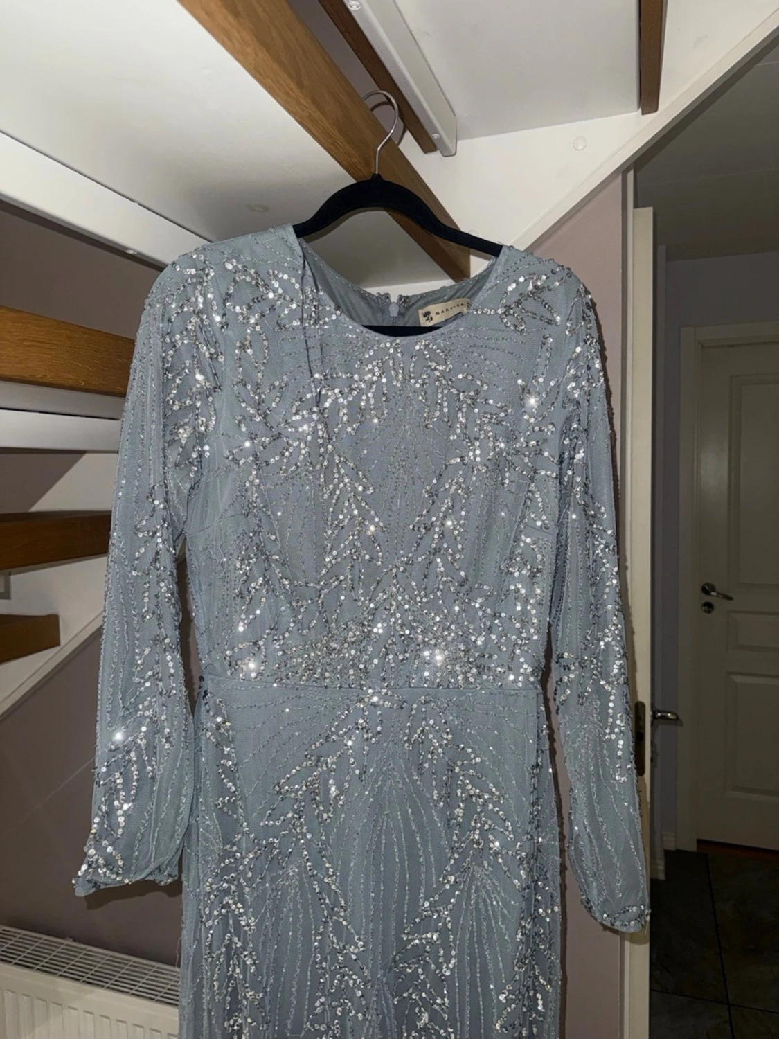 Ljusblå långklänning med paljetter - 2