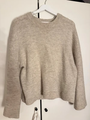Basic stickad tröja från Gina Tricot - Snyggaste basic tröjan! Så fin och i bra skick. Beige, passar till allt. 😻🤩🥰