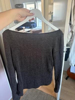 Mörkgrå långärmad topp med öppen rygg - Mörkgrå långärmad topp i mjukt material med snygg öppen rygg och enkel, stilren design. Perfekt för dig som gillar minimalistiska plagg med en twist. Passar till många olika looks och är lätt att styla. Första bilden är framsidan av tröjan ! 💕Passar M/L