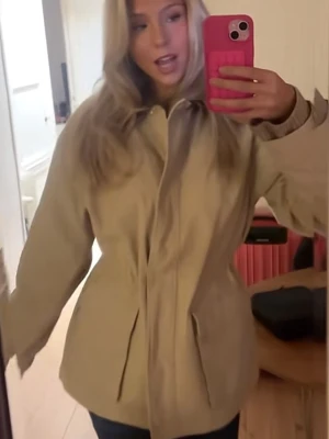 Beige trenchcoat hm - Super snygg jacka från hm som jag köpte i höstas men har aldrig användt den🫰🏼xxs men passar xs också