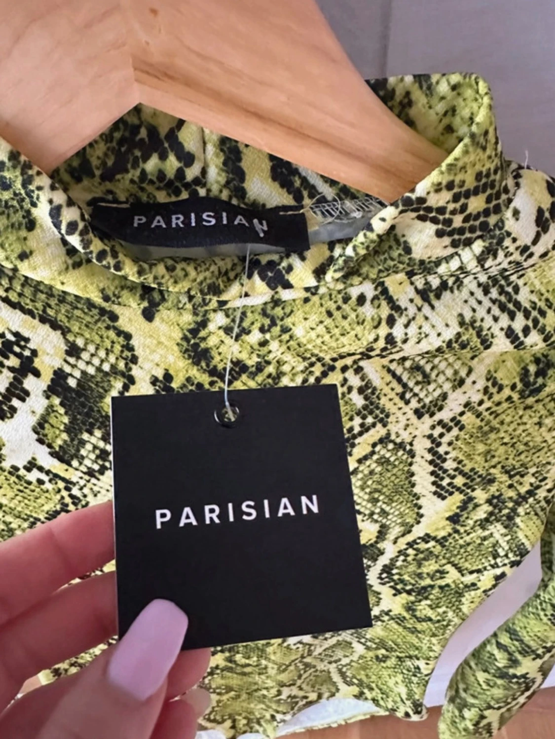 Neongul ormmönstrad body från Parisian - 2