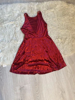 Röd sammetsklänning med v-ringning - Snygg röd kortklänning i mjuk sammet med djup v-ringning bak och breda axelband.❤️