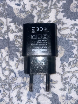 Svart USB-väggladdare från SilverCrest - Klassisk svart USB-väggladdare från SilverCrest med EU-kontakt. Laddaren har en USB-A port och är tillverkad i plast. Perfekt för att ladda mobilen eller andra enheter hemma eller på resan.