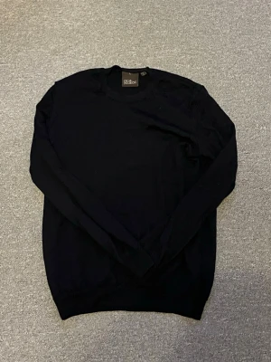  Oscar Jacobson - Klassisk svart tröja i merinoull från Oscar Jacobson. De är små i storleken så denna passar M (även S). Stilig och elegant samt passar till allt