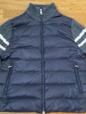 Grå moncler cardigan jacka - Som ny inga skador. Har nfc skan och qr skan. Vid frågor eller funderingar skriv gärna🙌
