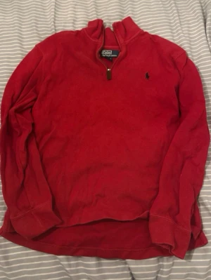 Röd halvzip tröja från Polo Ralph Lauren - Snygg röd quarter zip tröja från Polo Ralph Lauren. Vintage Ralph Lauren. Storlek M. Väldigt bra skick!