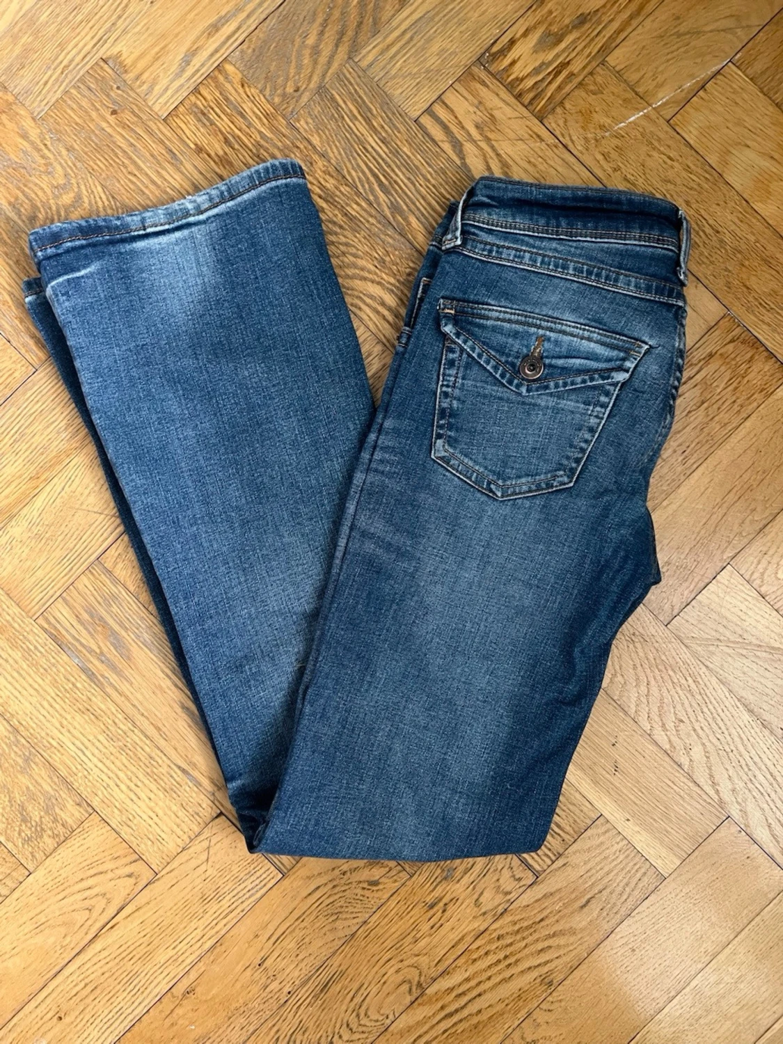 Blå bootcut jeans med pocket