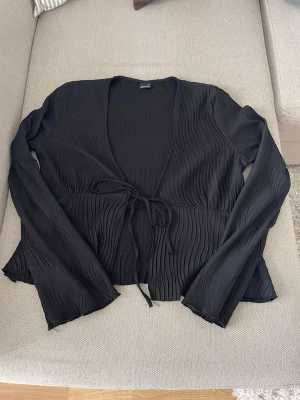 Kofta  - Kofta från GINA TRICOT. Lappen inuti är avklippt, annars i perfekt skick. Liten i storlek så mer åt M hållet. Nypris är 399kr. Köparen står för frakten. Pris kan diskuteras vid snabb affär!