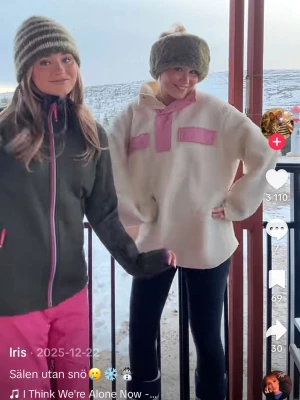 Vit teddyjacka med rosa detaljer - Mysig vit teddyjacka med rosa knappar och detaljer på bröstet! Super fin och trendig! 