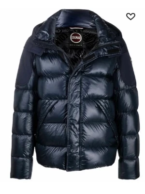 Colmar Dunjacka Herr - Tja säljer nu min vinterjacka från Colmar. Den är i nyskick och har använts sparsamt. Nypris var ca 5000kr. Det är storlek 50 vilket motsvarar Medium. Hör av er vid frågor eller funderingar:)