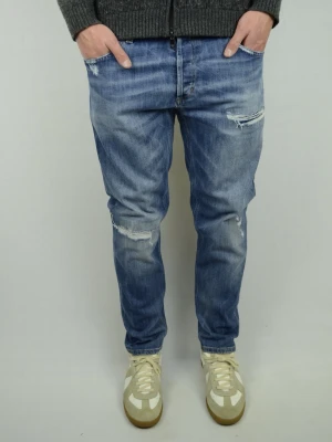 Dondup Jeans  - DONDUP JEANS NYASTE MODELLEN Storlek : W34 Modell : Brighton Mått : A = 45,5CM - B = 98CM Användning : Jeansen är i ett fint skick lappen med modellen håller på att lossa Nypris : Cirka 3500SEK Modellen på bilden : 182CM och väger 78KG