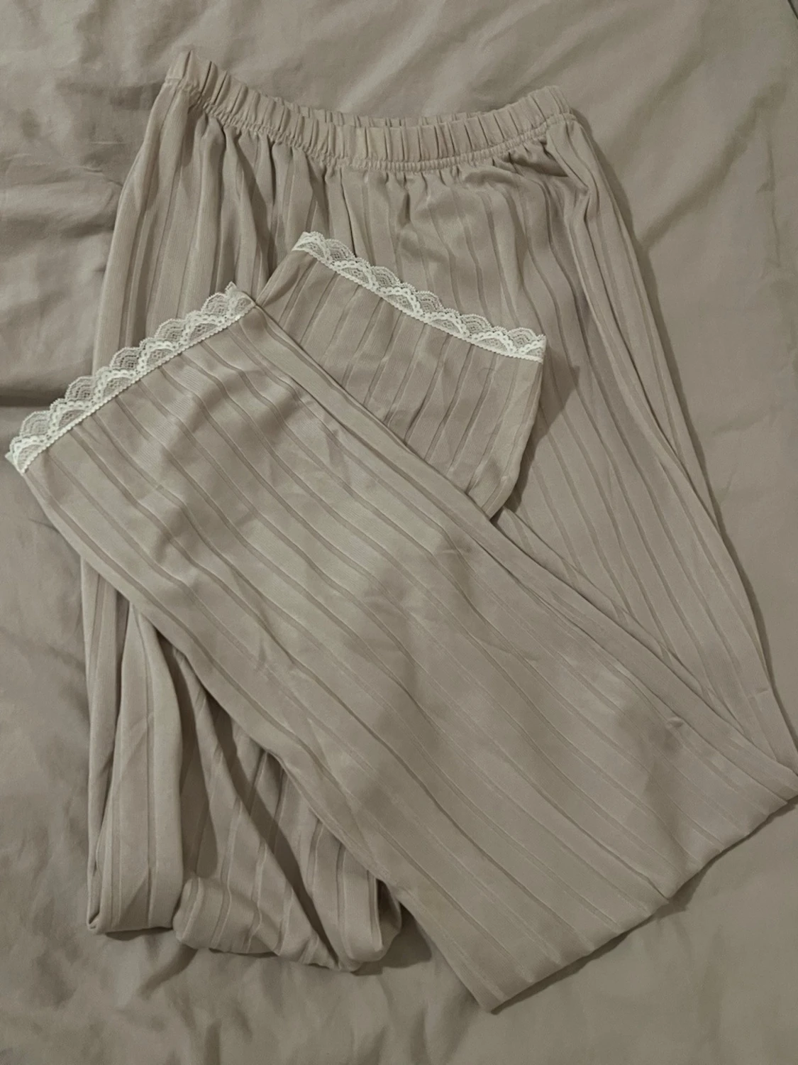 Beige omlott pyjamas med spetsdetaljer - 2