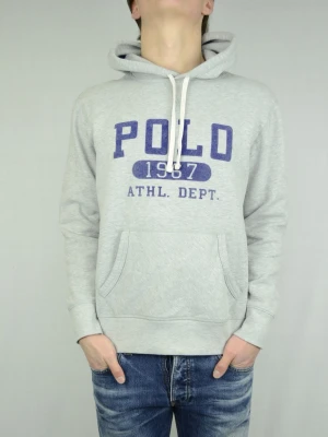 Ralph Lauren hoodie  - RALPH LAUREN HOODIE Storlek : L Passform : Passar M / L Användning : Hoodien är i ett väldigt fint skick utan defekter Nypris : Cirka 2500SEK Modellen på bilden : 182CM och väger 78KG