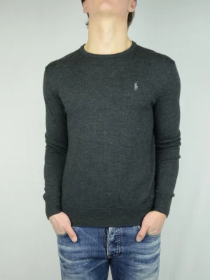 Ralph Lauren merinoull - RALPH LAUREN MERINOULL TRÖJA Storlek : M Passform : Passar S Användning : Tröjan är i ett väldigt fint skick utan defekter Nypris : Cirka 2000SEK Modellen på bilden : 182CM och väger 78KG