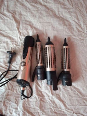 OBH Nordica varmluftsborste med tillbehör - Säljer en OBH Nordica varmluftsborste i silver och svart med tre utbytbara borsthuvuden. Perfekt för styling av håret med olika borststorlekar. Borstarna är gjorda i plast och metall och har sladd med EU-kontakt.