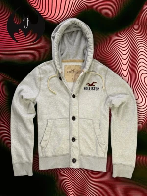 Vit Hollister Kofta (Sällsynt) - Sällsynt Vit hoodie kofta | bra skick, små gula fläckar i vänster arm, syns inte | Size XL /L | Längd: 70cm Bredd: 60cm Armlängd: 70cm | Modell 193cm, 74kg | Lägg endast bud med avsikt att köpa, inga fördröjning! | Pris är inte hugget i sten!