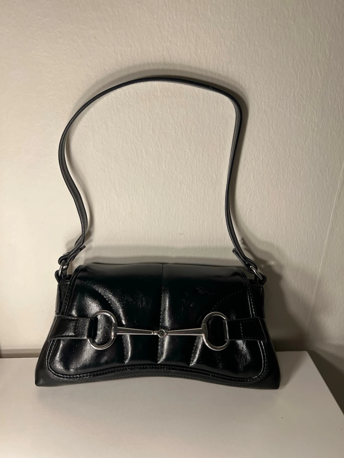 Svart axelremsväska med silverdetaljer