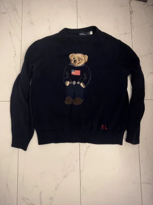 Polo Ralph Lauren Stickad Tröja - Marinblå - Säljer en mörkblå stickad tröja från Ralph Lauren. Använd ett par gånger men som ny. Storlek S och sitter perfekt 
