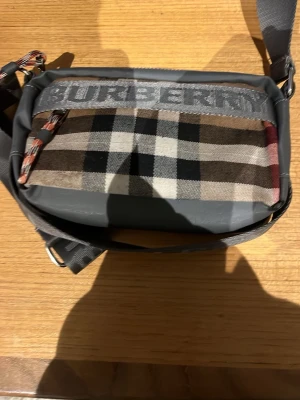 Burberry väska  - Burbery väska nypris typ 8000kr.                           En bra väska