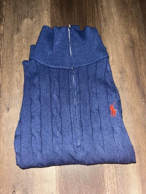 Ralph lauren zip quaters - Tjena, säljer en helt ny tröja, oanvända med prislapp. 