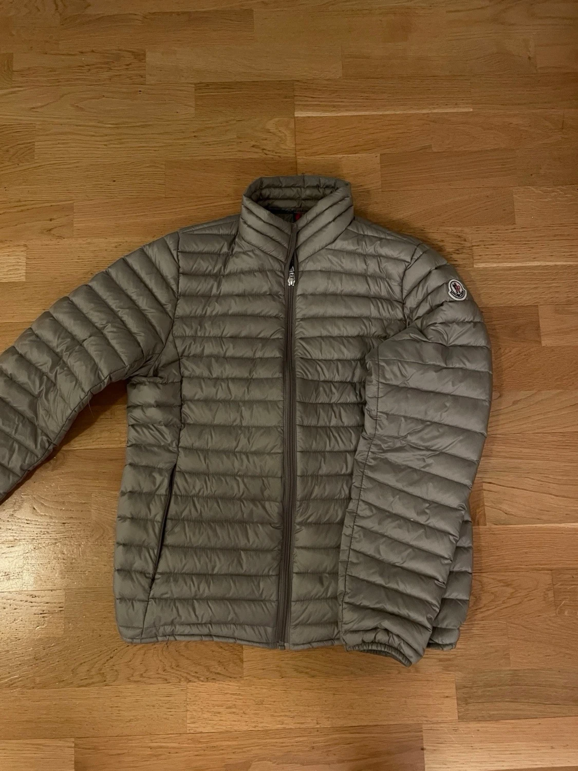 Beige dunjacka från Moncler