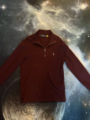 Vinröd halvzip från Polo Ralph Lauren - Mörkröd tröja med halv dragkedja från Polo Ralph Lauren. Ny har bara testat den. Fraktas inom 24 timmar efter köp🚛📦