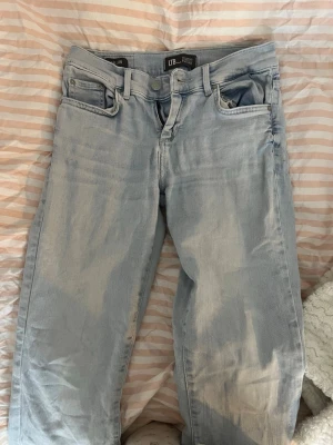 Ljusblå jeans från LTB - ljusblå jeans ifrån ltb skriv för fler bilder eller andra frågor, pris kan diskuteras💗💗