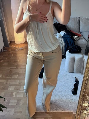 Beigea vida jeans - Beigea vida jeans. Långa på mig som 170cm