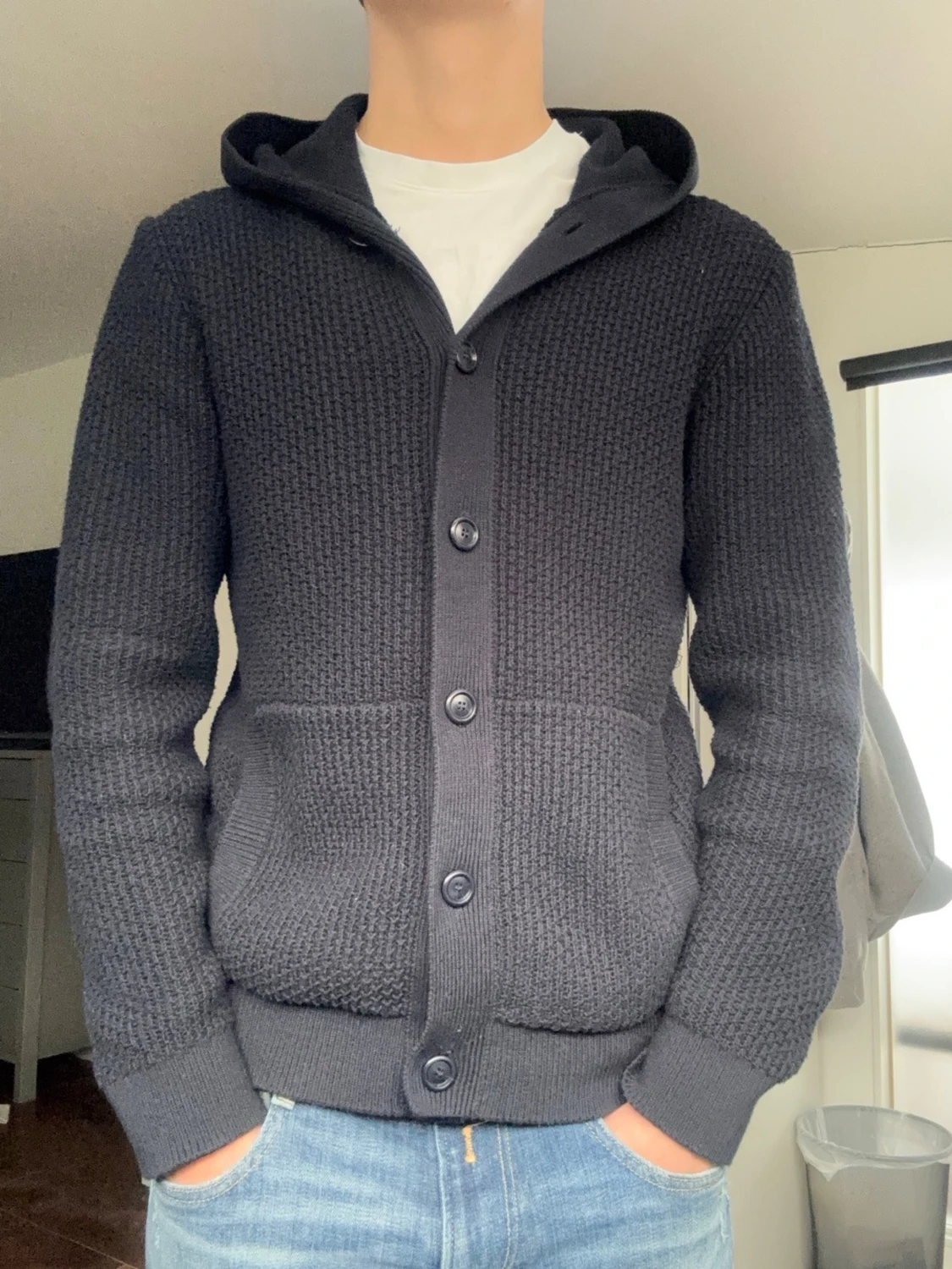 Mörkblå stickad hoodie med knappar - 1