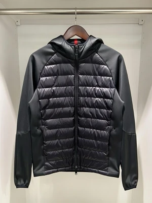 Svart puffer/hybridjacka från Ralph Lauren - Snygg svart puffer/hybridjacka från Ralph Lauren. Jackan har använts ett fåtal gånger och är i mycket bra skick. Perfekt vår/höst jacka