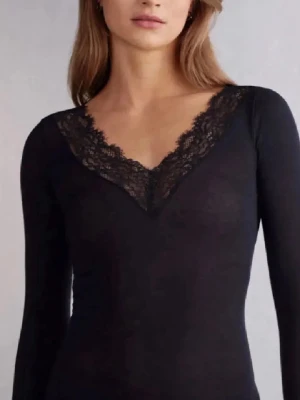 Intimissimi tröja - Svart intimsimi tröja, storlek M men passar mig som har xs/s, litet hål vid ärmen men inget som läggs märke till🩷😊