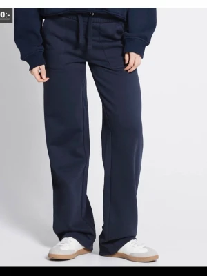 Mörkblå mjukisbyxor - Säljer då dom är för små. Bara testade annars som nya. Storlek Xs❤️