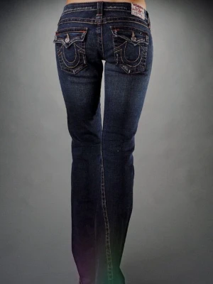 True religion jeans - Jättefina jeans frön true religion i storlek w25. Low waist i modellen joey. Innerbenslängden är 80 cm