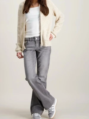 Grå bootcut low waist jeans från Gina Young - Säljer ett par grå bootcut jeans från & Other Stories med låg midja och klassisk femficksdesign. Jeansen har en snygg tvättad look och är tillverkade i denim med lite stretch för extra komfort. Perfekta för en avslappnad och trendig stil. 