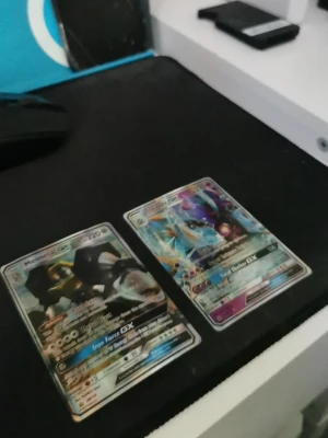 Två Pokémon GX samlarkort - Säljer två Pokémon GX samlarkort, båda med färgstarka och holografiska motiv. Ena kortet är Melmetal GX och det andra Necrozma GX. Perfekta för samlare eller dig som vill boosta din kortlek. Korten har klassisk Pokémon-baksida och är i plastfickor.