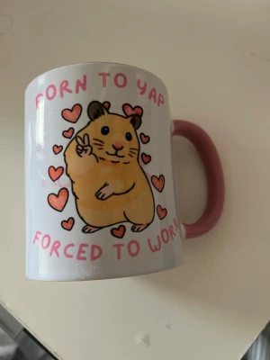 Mugg med text - Säljer en helt oanvänd mugg. Denna gulliga mugg är perfekt att ge till en kollega på ditt jobb.  