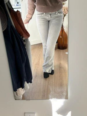 Gråa jeans - Nya lowwaist bootcut jeans från Gina. Har testat dom men inte använt. Alltså hela nya oanvända. Ganska ”mjukt jeanstyg”. St 36. Är själv 169 och dom passar bra i längden för mig, möjligen lite korta 🩶