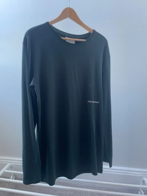 Mörkgrön långärmad topp C'est Normal - Mörkgrön långärmad topp från C'est Normal i storlek L. Oanvänd då den var förstor, men prislapp saknas dock då den beställdes online. 