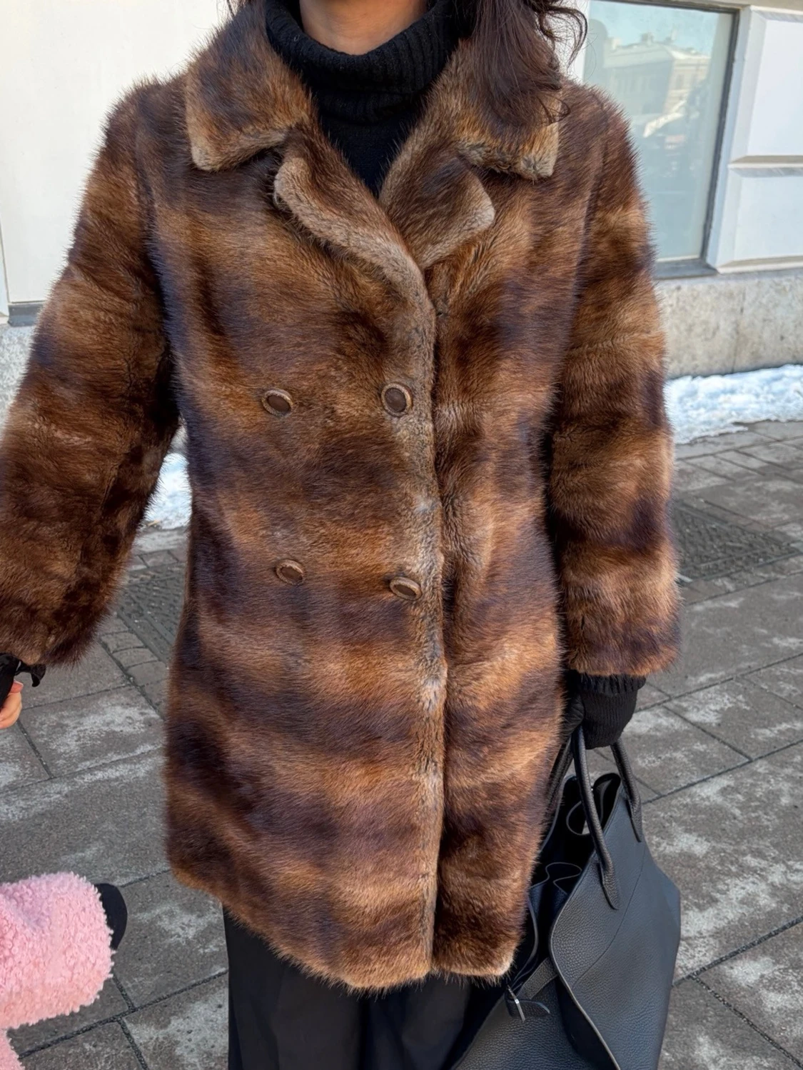 Brun päls kappa med dubbelknäppning