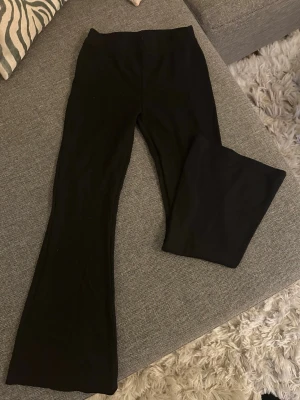 Svarta bootcut leggings från Lindex - Säljer ett par svarta leggings från Lindex med bootcut-modell. De har hög midja och är tillverkade i ett stretchigt material som sitter skönt.