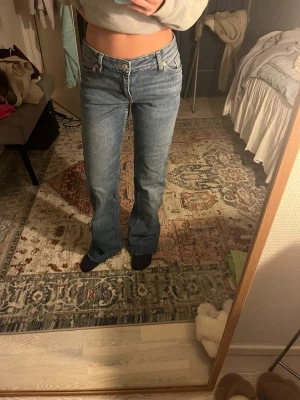Bootcut jeans med låg midja - Säljer ett par lågmidjade jeans, från monki i storlek xs, waist 24! Men stretchiga så är som waist 25! Endast använd 2 gånger!! 