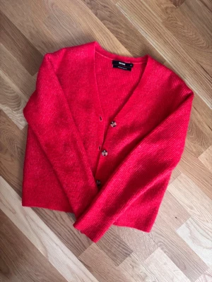 Röd kofta från Bik Bok - Snygg röd kofta från Bik Bok i mohair