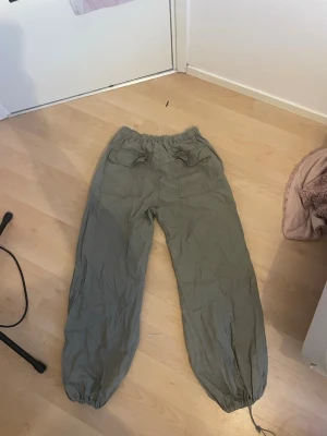 Gröna cargobyxor  - Coola cargobyxor som tyvärr inte används längre.